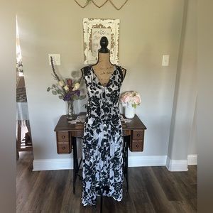 Simply Vera ladies flowy semi high low sleeveless dress.